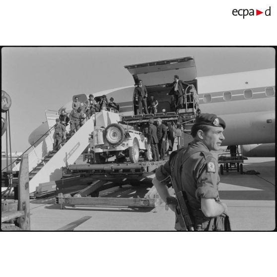 Débarquement des jeeps du 3e régiment parachutiste d'infanterie de marine (3e RPIMa) du Douglas DC-8 COTAM à l'aide d'une plateforme de chargement du fret.