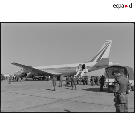 Des parachutistes du 3e régiment parachutiste d'infanterie de marine (3e RPIMa) sur le tarmac de l'aéroport après leur débarquement.