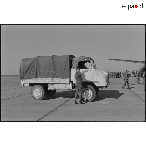 Des parachutistes du 3e régiment parachutiste d'infanterie de marine (3e RPIMa) sur le tarmac de l'aéroport après leur débarquement.