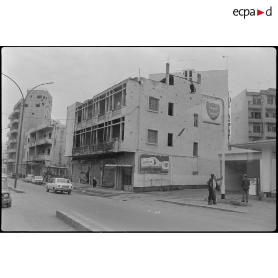 Progression dans le quartier d'Achrafieh, à l'est de Beyrouth, dévasté par la guerre civile.