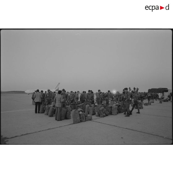 Des parachutistes du 3e régiment parachutiste d'infanterie de marine (3e RPIMa) sur le tarmac de l'aéroport après leur débarquement.