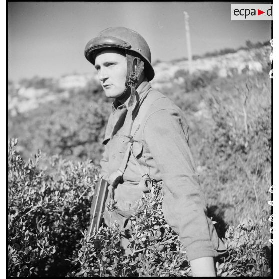 Portrait d'un commando d'Afrique progressant dans le maquis entourant le fort du mont Coudon (reconstitution).