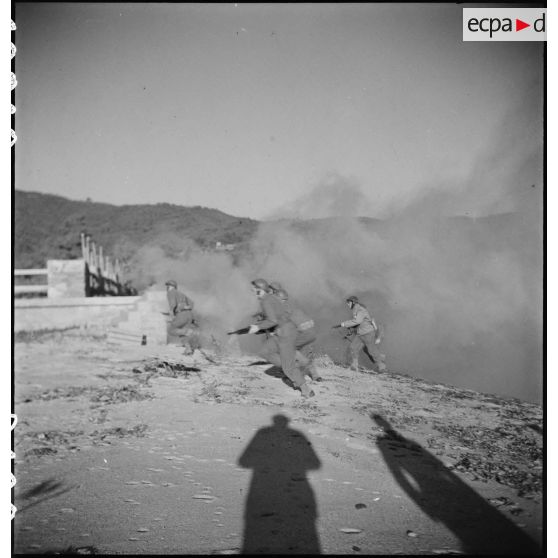 Des membres du groupe des commandos d'Afrique, devenu 5e bataillon de choc, prennent d'assaut une batterie d'artillerie côtière allemande dans le Var (reconstitution).