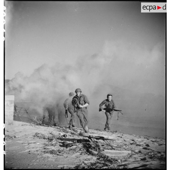 Des membres du groupe des commandos d'Afrique, devenu 5e bataillon de choc, prennent d'assaut une batterie d'artillerie côtière allemande dans le Var (reconstitution).