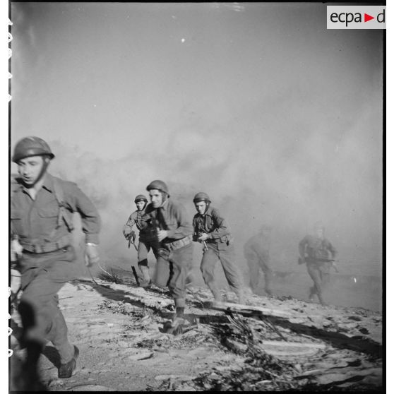 Des membres du groupe des commandos d'Afrique, devenu 5e bataillon de choc, prennent d'assaut une batterie d'artillerie côtière allemande dans le Var (reconstitution).