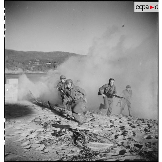 Des membres du groupe des commandos d'Afrique, devenu 5e bataillon de choc, prennent d'assaut une batterie d'artillerie côtière allemande dans le Var (reconstitution).