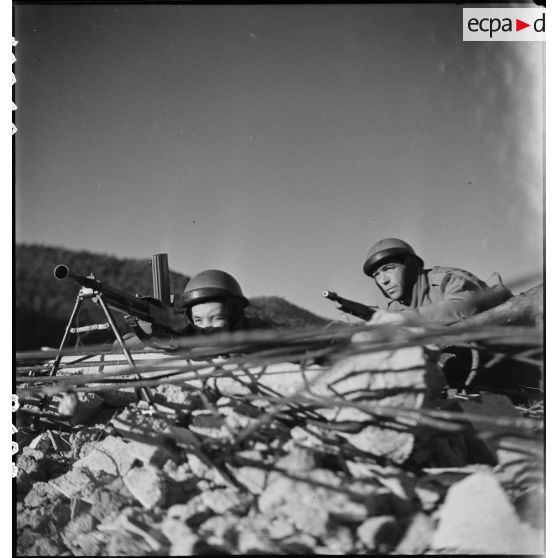 Membres du groupe des commandos d'Afrique, devenu 5e bataillon de choc, postés en position de tir face à une batterie d'artillerie côtière allemande dans le Var (reconstitution).