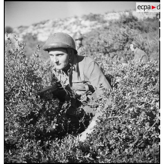 Portrait d'un commando d'Afrique progressant dans le maquis entourant le fort du mont Coudon (reconstitution).