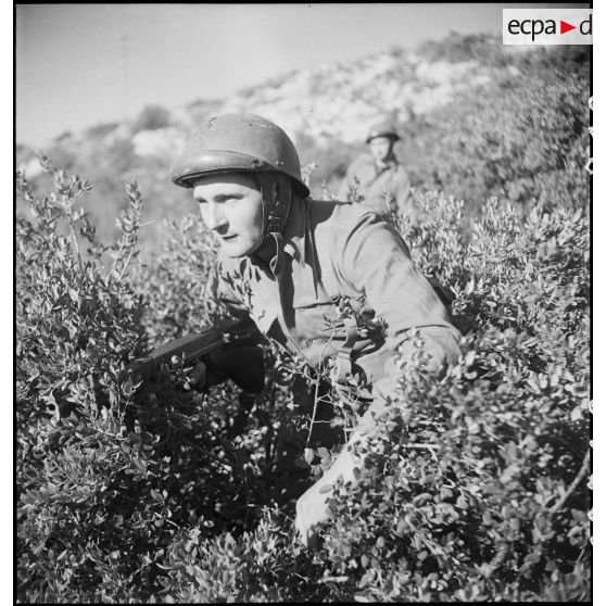 Portrait d'un commando d'Afrique progressant dans le maquis entourant le fort du mont Coudon (reconstitution).