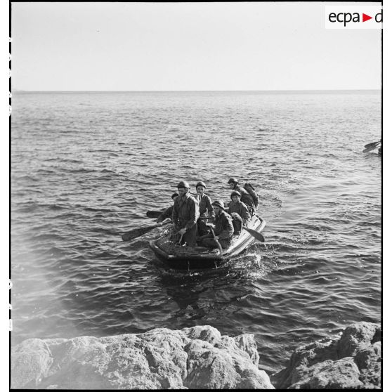 Des membres du groupe de commandos d'Afrique, devenu 5e bataillon de choc, débarquent à bord de rubber boats au pied des falaises du Cap Nègre (reconstitution).