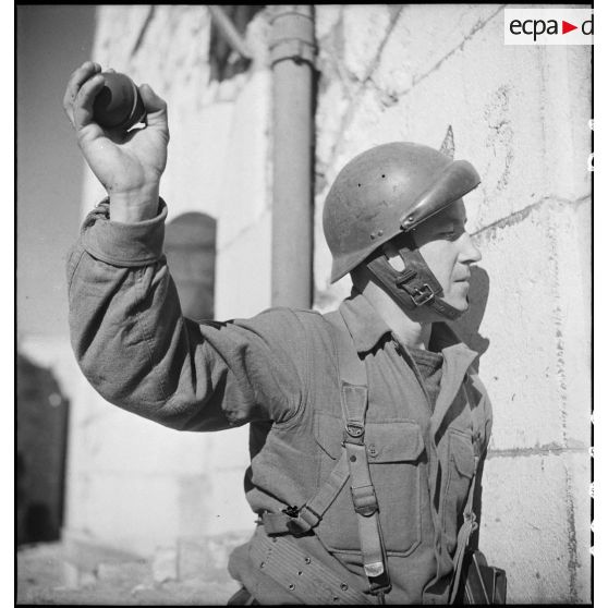 Des membres du groupe de commandos d'Afrique, devenu 5e bataillon de choc, attaquent à la grenade une des entrées du fort du mont Coudon (reconstitution).