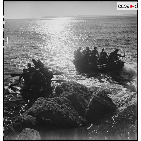 Des membres du groupe de commandos d'Afrique, devenu 5e bataillon de choc, débarquent à bord de rubber boats au pied des falaises du Cap Nègre (reconstitution).