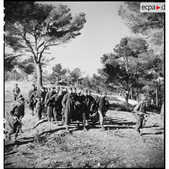 Au fort de Mauvannes, des membres du groupe des commandos d'Afrique, devenu 5e bataillon de choc, font prisonniers des servants de la batterie d'artillerie côtière allemande (reconstitution).