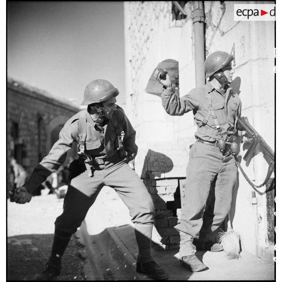 Des membres du groupe de commandos d'Afrique, devenu 5e bataillon de choc, attaquent à la grenade une des entrées du fort du mont Coudon (reconstitution).