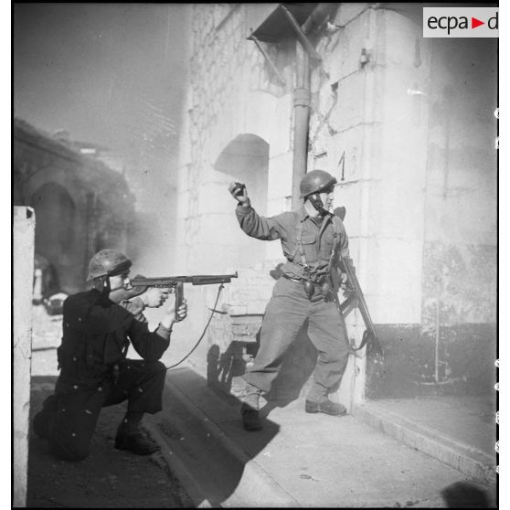 Des membres du groupe de commandos d'Afrique, devenu 5e bataillon de choc, attaquent à la grenade une des entrées du fort du mont Coudon (reconstitution).