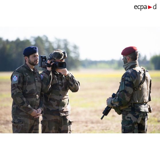 L'officier image Julien et l'opérateur vidéo Morgan filment l'interview du colonel Christophe Degand du 8e régiment parachutiste d'infanterie de marine (RPIMa) à Viitna, en Estonie.