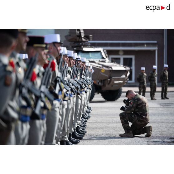 L'opérateur vidéo Morgan filme un piquet d'honneur des légionnaires de la 13e demi-brigade de la légion étrangère (DBLE) pour la cérémonie de Camerone à Tapa, en Estonie.