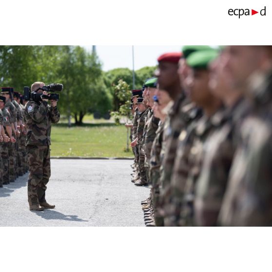 L'opérateur vidéo Morgan filme le rassemblement des soldats pour la Medal parade à Tapa, en Estonie.