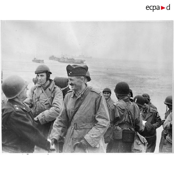 Le général américain Walker accueille le général Leclerc à son arrivée sur Utah Beach.