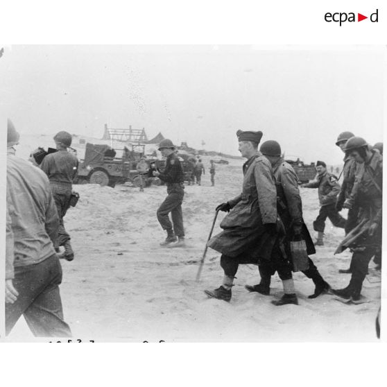 Arrivée du général Leclerc, commandant la 2e division blindée (2e DB), sur Utah Beach le 1er août 1944.