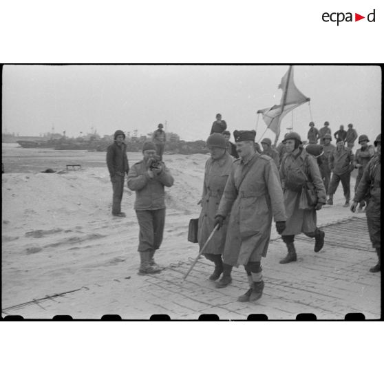 Arrivée du général Leclerc, commandant la 2e division blindée (2e DB), sur Utah Beach le 1er août 1944.