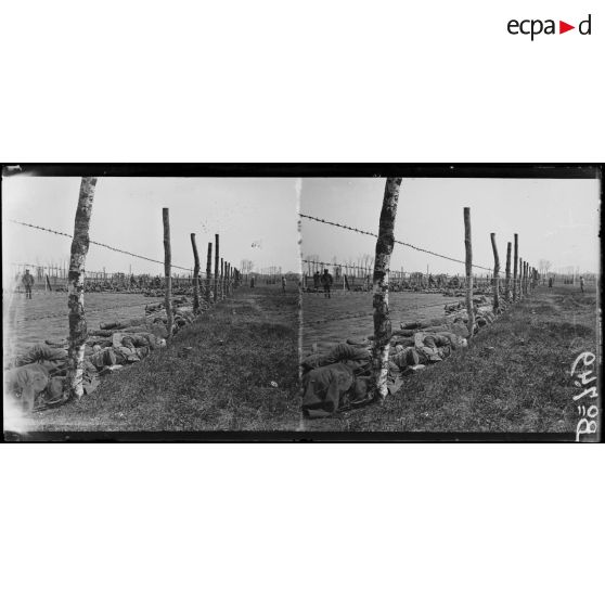 Près de Soissons (Aisne), prisonniers allemands au repos attendant d'être évacués. [légende d’origine]