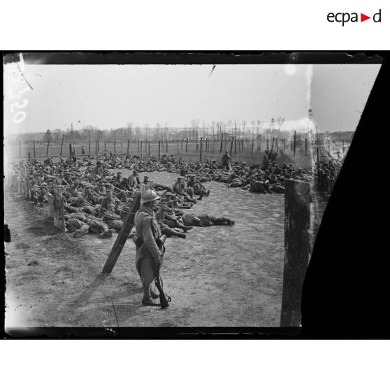 Près de Soissons (Aisne), prisonniers allemands au repos attendant d'être évacués. [légende d’origine]