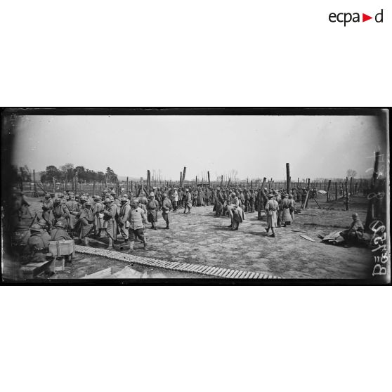 Près de Soissons (Aisne), personnel destiné à la garde des prisonniers. [légende d’origine]