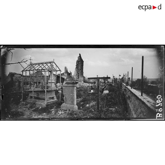 Terny (Aisne), ruines de l'église et du cimetière. [légende d’origine]