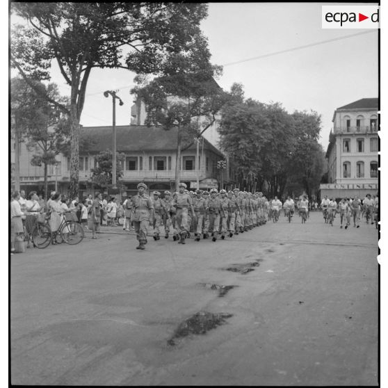 Les hommes du commando Ponchardier défilent  à Saigon, applaudis par les civils d'Indochine.