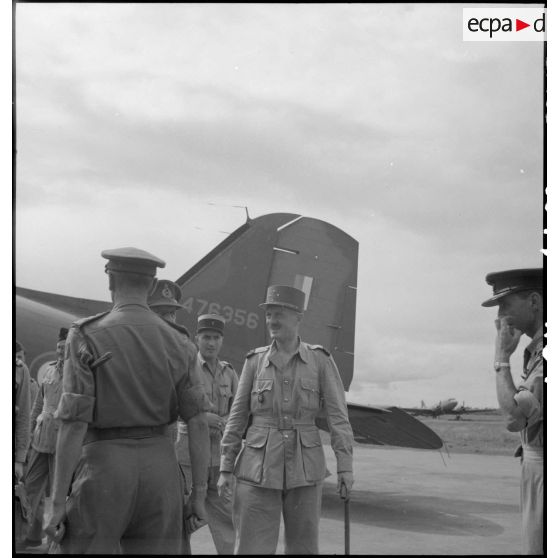 Arrivée du général Leclerc, commandant en chef en Indochine, à Saigon.