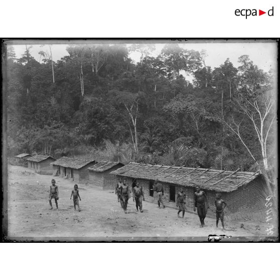 Song Bambé. Le village. [légende d'origine]