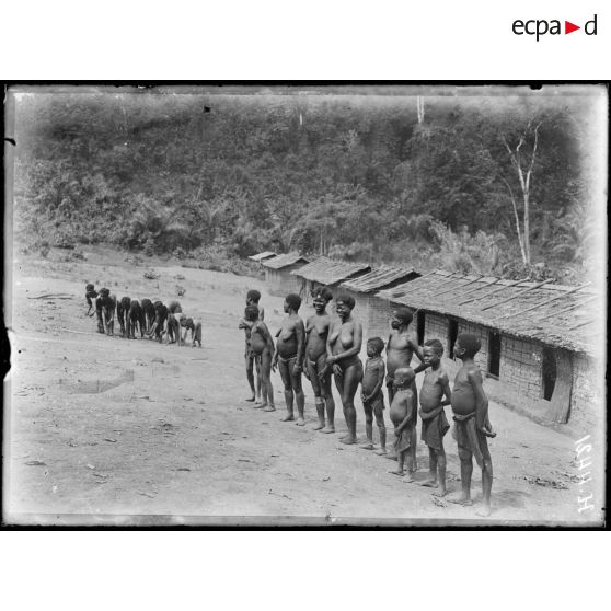 Song Bambé. Femmes et enfants. [légende d'origine]