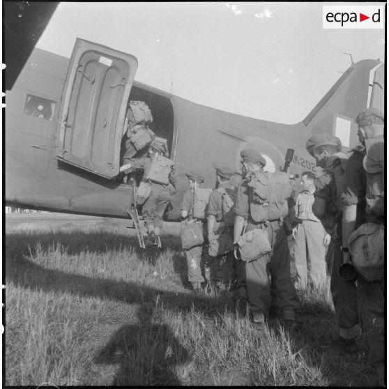 A l'aérodrome de Tan Son Nhut (Saigon), un commando du 5e régiment d'infanterie coloniale embarque à bord d'un Dakota à destination de Phnom-Penh.