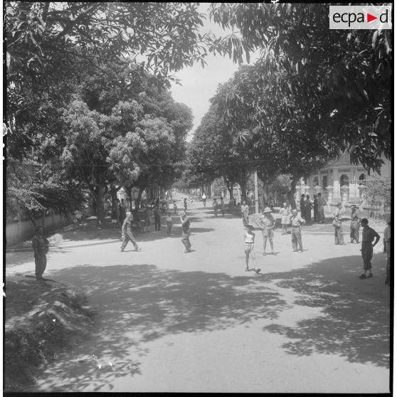 Population locale et militaires dans un quartier de Phnom-Penh.