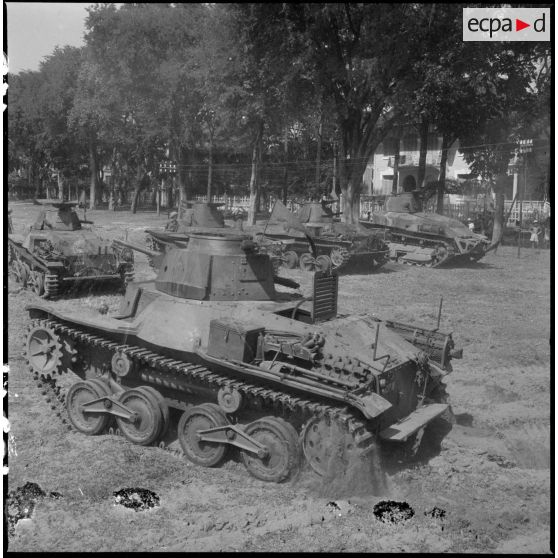 Manoeuvres en groupe de chars japonais récupérés par les troupes françaises à Phnom-Penh.