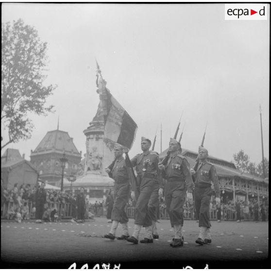 Place de la République. Défilé du drapeau et de la garde du 4e bataillon de l'École spéciale militaire de Saint-Cyr (sous réserve).