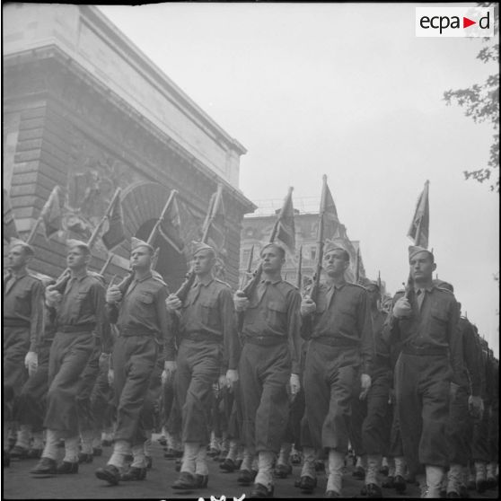 Porte Saint-Martin. Fanions de l'École spéciale militaire de Saint-Cyr.