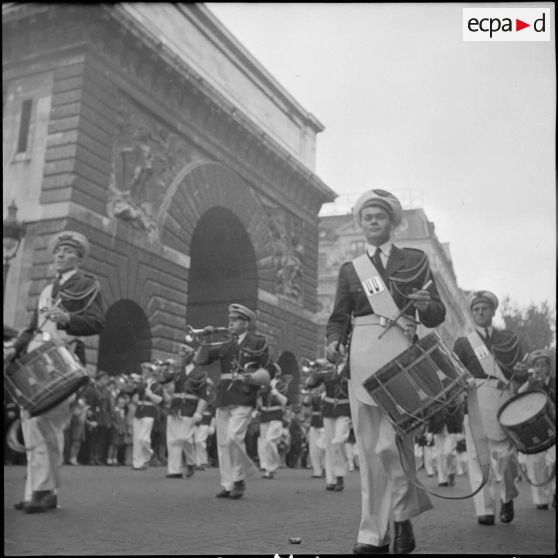 Porte Saint-Martin. Défilé de la musique de l'Air.