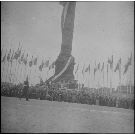 Défilé du14 Juillet sur la place de la Bastille : le commandant des troupes du 1er régiment d'infanterie (1er RI) de la Garde républicaine de Paris.