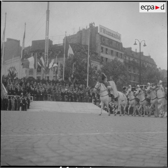 Défilé du 14 Juillet sur la place de la Bastille : fanfare d'une unité de spahis devant la tribune présidentielle.