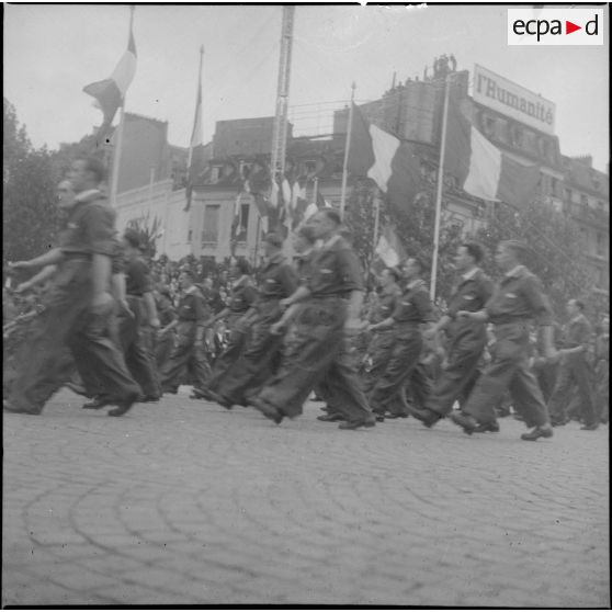 Défilé du 14 Juillet sur la place de la Bastille : des ouvriers des ateliers, manufactures et établissements de fabrication de l'industrie d'armement.