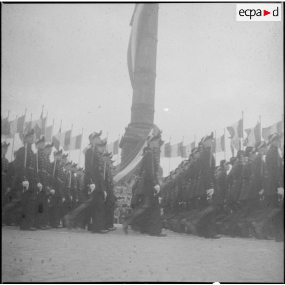 Défilé du 14 Juillet  sur la place de la Bastille : les élèves de l'Ecole polytechnique.