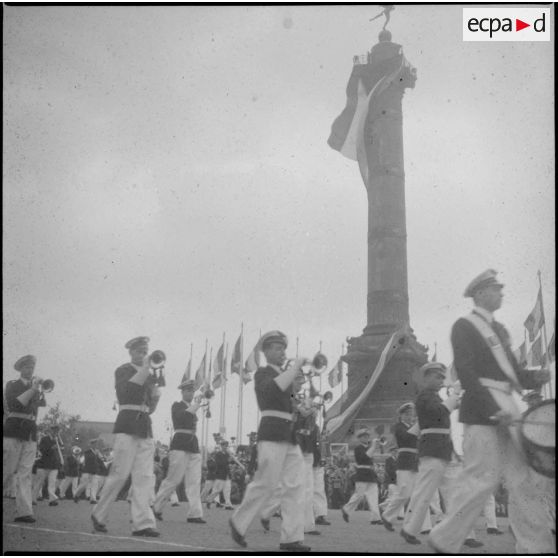 Défilé du 14 Juillet sur la place de la Bastille : la musique de l'Air.