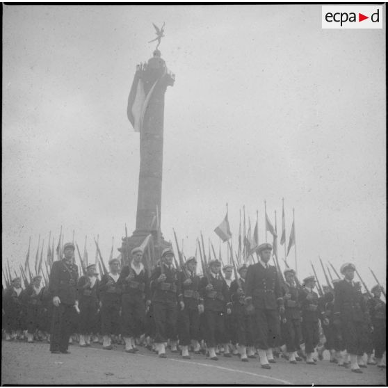 Défilé du 14 juillet sur la place de la Bastille : unité de la Marine nationale.