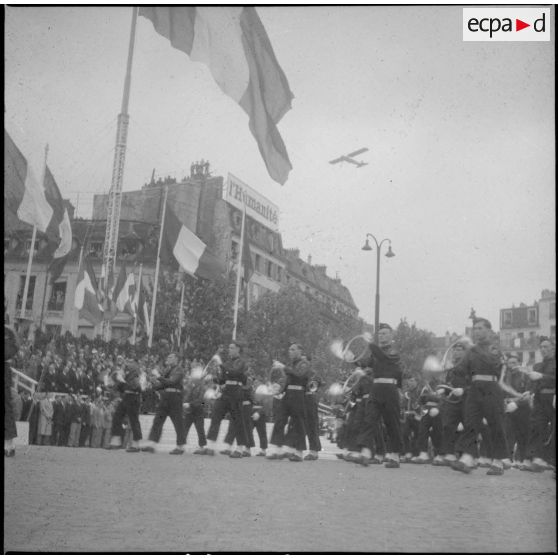 Défilé du 14 juillet sur la place de la Bastille : musique militaire.