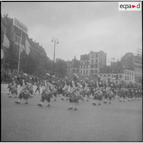 Défilé du 14 Juillet sur la place de la Bastille : nouba d'une unité nord-africaine.