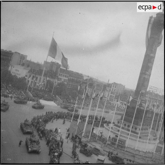 Défilé motorisé du 14 Juillet sur la place de la Bastille : des chars Sherman d'une unité blindée.