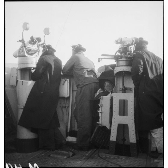 Marins de veille à la passerelle du contre-torpilleur Le Malin.