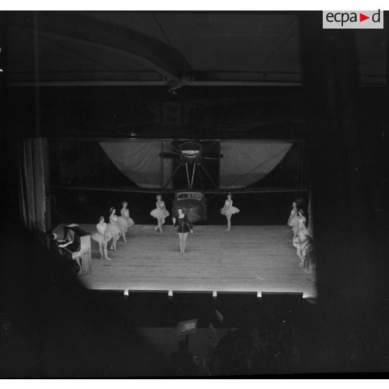 Un corps de ballet donne un spectacle pour la soirée, la veille de Noël à bord du porte-avions Béarn.